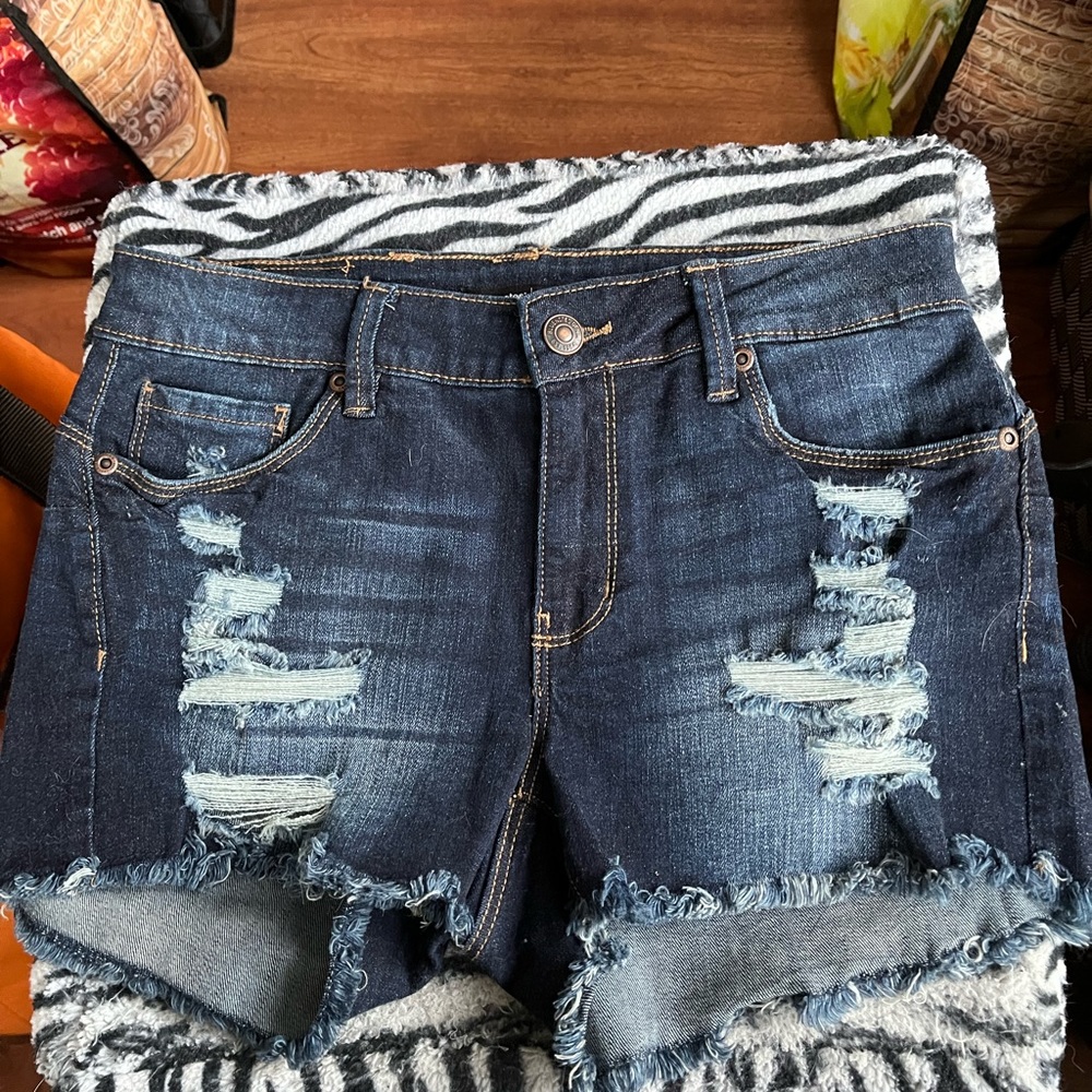 Bluenotes Denim Women’s Distressed Dark Wash Push Up! Shorts. Undone Hem Sz 27